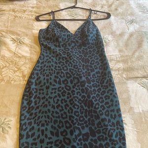 A emerald green form fitting dress 👗